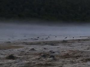 Kala Dua Gunung di Jabar Diselimuti Es