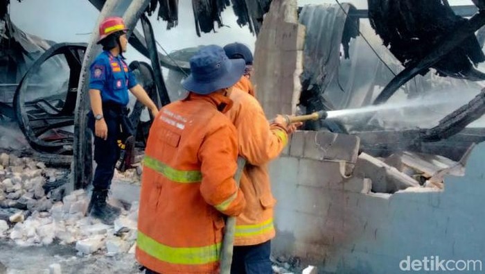 Kebakaran pabrik plastik gresik