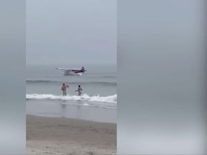 Momen Pesawat Mendarat Darurat di Kawasan Pantai yang Ramai Turis