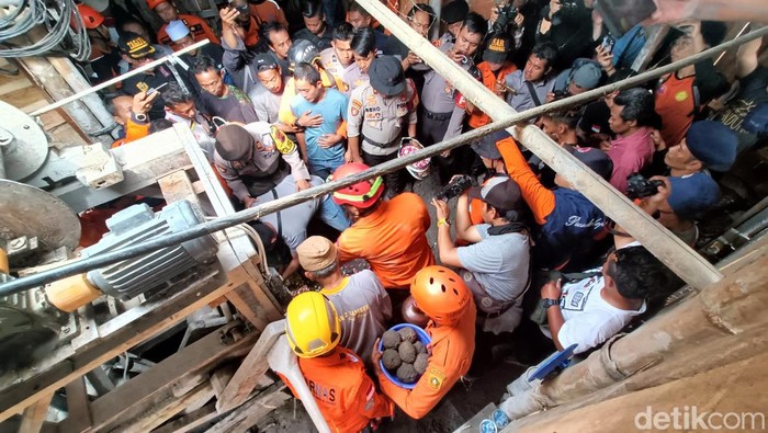Keluarga melakukan tabur bunga tanda mengikhlaskan 8 penambang yang terjebak di galian Ajibarang, Banyumas, Selasa (1/8/2023).