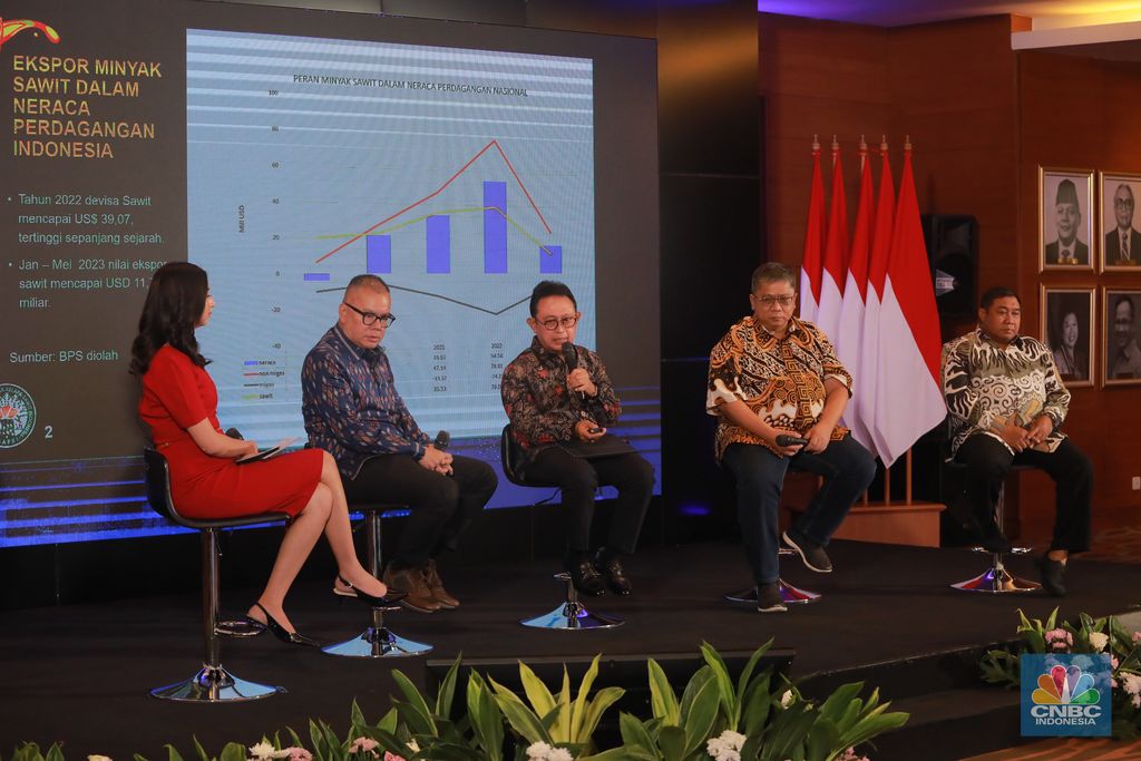 Ketua Umum Gabungan Usaha Kelapa Sawit Indonesia (Gapki), Eddy Marto (tengah) saat menghadiri acara FoodAgri Insight On Location dengan tema 