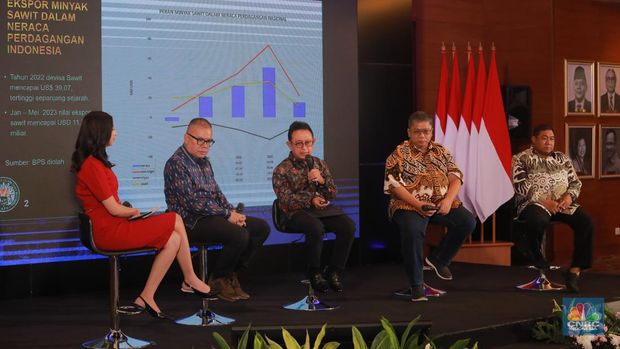 Ketua Umum Gabungan Usaha Kelapa Sawit Indonesia (Gapki), Eddy Marto (tengah) saat menghadiri acara FoodAgri Insight On Location dengan tema 
