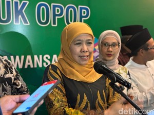 Khofifah Pilih Fokus ke Jatim timbang Terima Ajakan Sandi Jadi Timses Ganjar