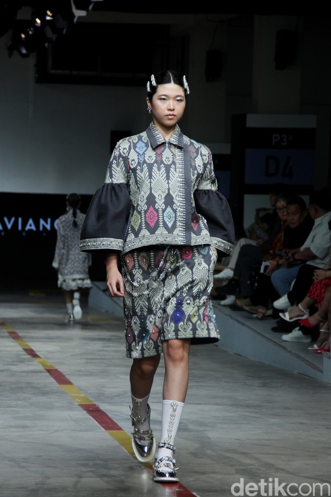 Priyo Oktaviano mengkreasikan kain tenun Lombok, NTT dalam fashion show untuk Cita Tenun Indonesia, di JFFF 2023, Kelapa Gading, Jakarta. Foto: Mohammad Abduh/detikcom.