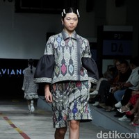 Priyo Oktaviano mengkreasikan kain tenun Lombok, NTT dalam fashion show untuk Cita Tenun Indonesia, di JFFF 2023, Kelapa Gading, Jakarta. Foto: Mohammad Abduh/detikcom.