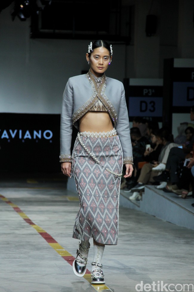 Priyo Oktaviano mengkreasikan kain tenun Lombok, NTT dalam fashion show untuk Cita Tenun Indonesia, di JFFF 2023, Kelapa Gading, Jakarta. Foto: Mohammad Abduh/detikcom.