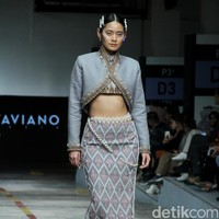 Priyo Oktaviano mengkreasikan kain tenun Lombok, NTT dalam fashion show untuk Cita Tenun Indonesia, di JFFF 2023, Kelapa Gading, Jakarta. Foto: Mohammad Abduh/detikcom.