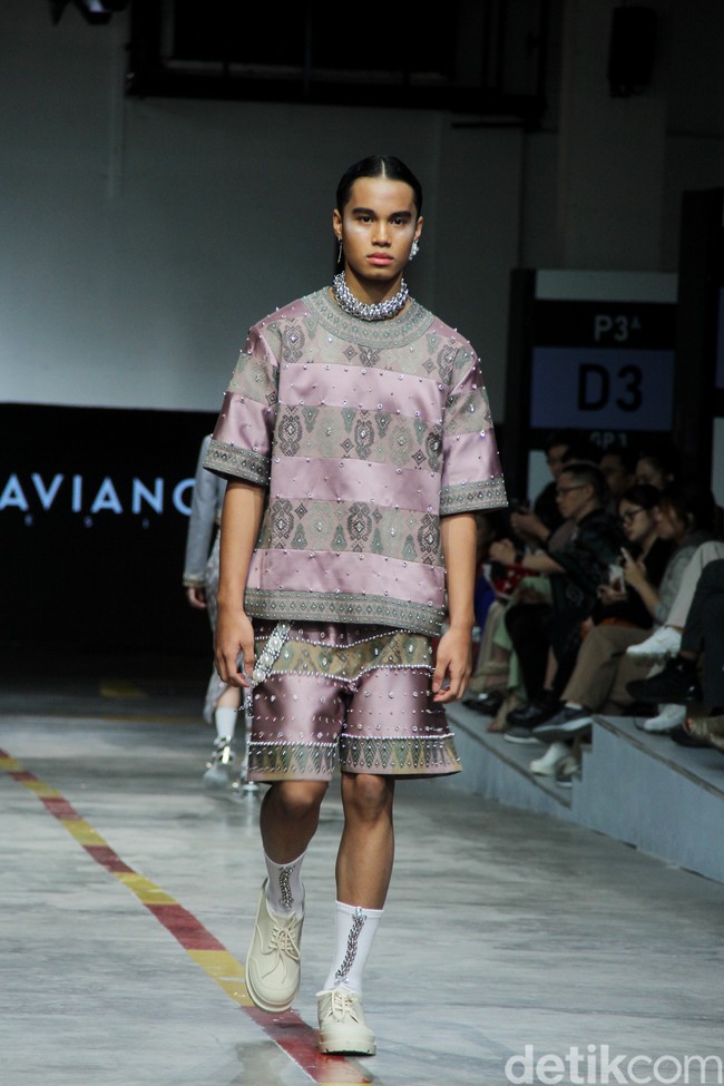 Priyo Oktaviano mengkreasikan kain tenun Lombok, NTT dalam fashion show untuk Cita Tenun Indonesia, di JFFF 2023, Kelapa Gading, Jakarta. Foto: Mohammad Abduh/detikcom.