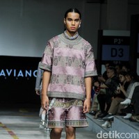 Priyo Oktaviano mengkreasikan kain tenun Lombok, NTT dalam fashion show untuk Cita Tenun Indonesia, di JFFF 2023, Kelapa Gading, Jakarta. Foto: Mohammad Abduh/detikcom.