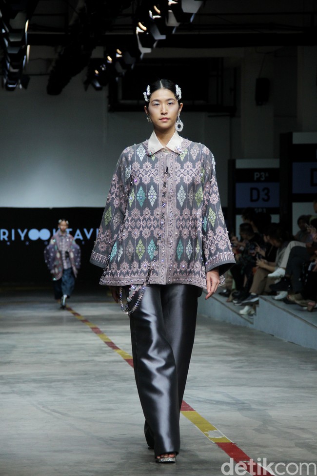 Priyo Oktaviano mengkreasikan kain tenun Lombok, NTT dalam fashion show untuk Cita Tenun Indonesia, di JFFF 2023, Kelapa Gading, Jakarta. Foto: Mohammad Abduh/detikcom.