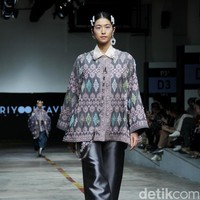 Priyo Oktaviano mengkreasikan kain tenun Lombok, NTT dalam fashion show untuk Cita Tenun Indonesia, di JFFF 2023, Kelapa Gading, Jakarta. Foto: Mohammad Abduh/detikcom.