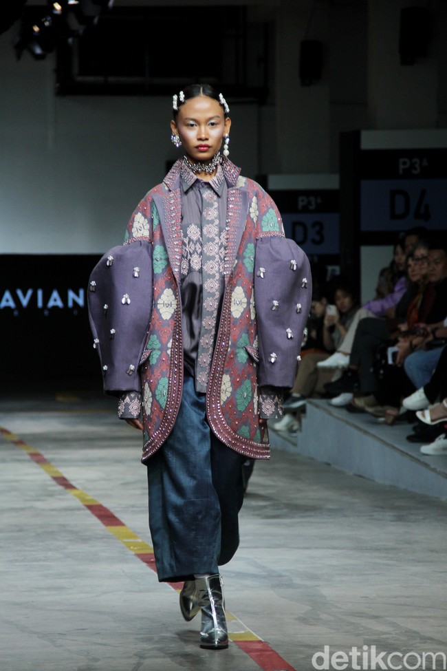 Priyo Oktaviano mengkreasikan kain tenun Lombok, NTT dalam fashion show untuk Cita Tenun Indonesia, di JFFF 2023, Kelapa Gading, Jakarta. Foto: Mohammad Abduh/detikcom.