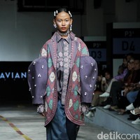 Priyo Oktaviano mengkreasikan kain tenun Lombok, NTT dalam fashion show untuk Cita Tenun Indonesia, di JFFF 2023, Kelapa Gading, Jakarta. Foto: Mohammad Abduh/detikcom.