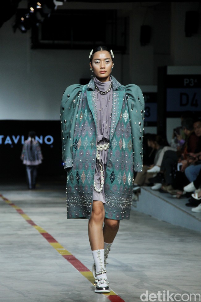 Priyo Oktaviano mengkreasikan kain tenun Lombok, NTT dalam fashion show untuk Cita Tenun Indonesia, di JFFF 2023, Kelapa Gading, Jakarta. Foto: Mohammad Abduh/detikcom.