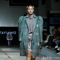 Priyo Oktaviano mengkreasikan kain tenun Lombok, NTT dalam fashion show untuk Cita Tenun Indonesia, di JFFF 2023, Kelapa Gading, Jakarta. Foto: Mohammad Abduh/detikcom.