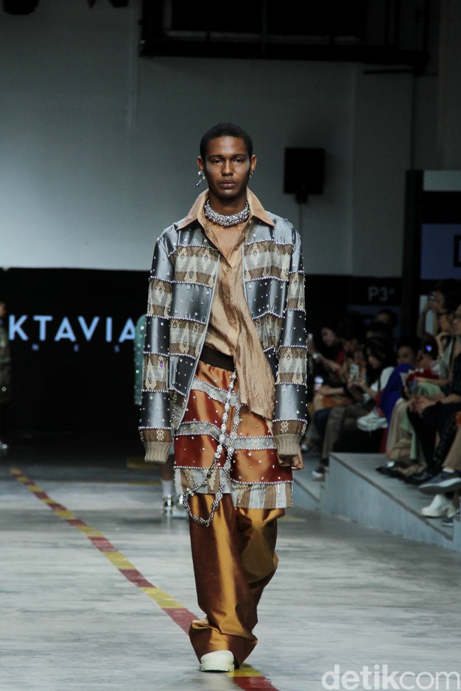 Priyo Oktaviano mengkreasikan kain tenun Lombok, NTT dalam fashion show untuk Cita Tenun Indonesia, di JFFF 2023, Kelapa Gading, Jakarta. Foto: Mohammad Abduh/detikcom.