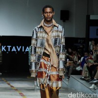 Priyo Oktaviano mengkreasikan kain tenun Lombok, NTT dalam fashion show untuk Cita Tenun Indonesia, di JFFF 2023, Kelapa Gading, Jakarta. Foto: Mohammad Abduh/detikcom.