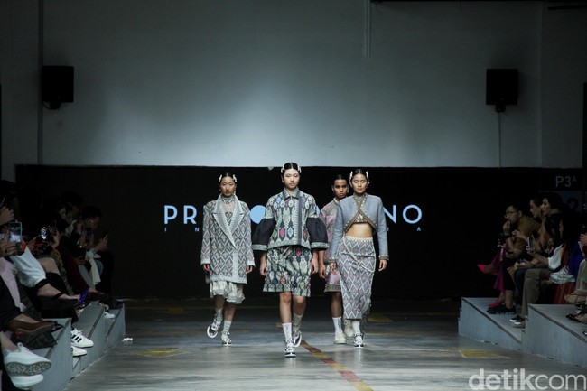 Priyo Oktaviano mengkreasikan kain tenun Lombok, NTT dalam fashion show untuk Cita Tenun Indonesia, di JFFF 2023, Kelapa Gading, Jakarta. Foto: Mohammad Abduh/detikcom.