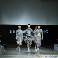 Priyo Oktaviano mengkreasikan kain tenun Lombok, NTT dalam fashion show untuk Cita Tenun Indonesia, di JFFF 2023, Kelapa Gading, Jakarta. Foto: Mohammad Abduh/detikcom.