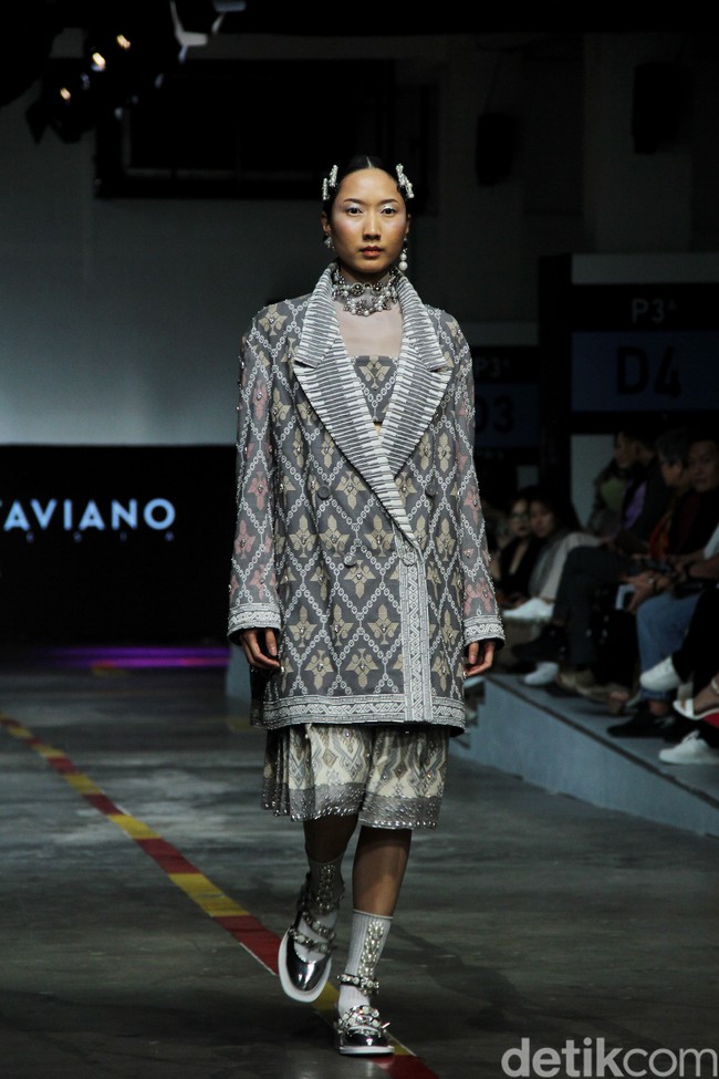 Priyo Oktaviano mengkreasikan kain tenun Lombok, NTT dalam fashion show untuk Cita Tenun Indonesia, di JFFF 2023, Kelapa Gading, Jakarta. Foto: Mohammad Abduh/detikcom.