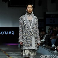 Priyo Oktaviano mengkreasikan kain tenun Lombok, NTT dalam fashion show untuk Cita Tenun Indonesia, di JFFF 2023, Kelapa Gading, Jakarta. Foto: Mohammad Abduh/detikcom.