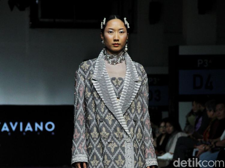 8 Koleksi Busana Terbaru Priyo Oktaviano yang Mengangkat Kain Tenun Lombok