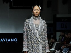 8 Koleksi Busana Terbaru Priyo Oktaviano yang Mengangkat Kain Tenun Lombok