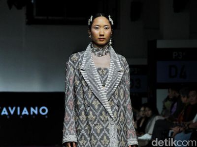 8 Koleksi Busana Terbaru Priyo Oktaviano yang Mengangkat Kain Tenun Lombok
