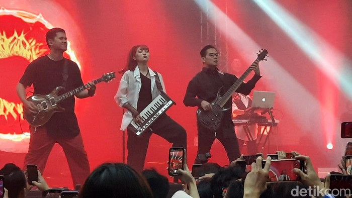 Konser Isyana Sarasvati yang bertajuk Isyana: The 4th Album Showcase Live on Tour di kampus Universitas Muria Kudus, Selasa (1/8/2023).