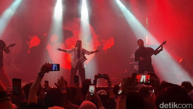 Konser Isyana Sarasvati yang bertajuk 'Isyana: The 4th Album Showcase Live on Tour' di kampus Universitas Muria Kudus, Selasa (1/8/2023).