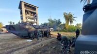 Dalam skenario Latgab tersebut dukungan bantuan tempur berasal dari Yon Armed 8 Kodam V/Brawijaya, Brigif 2 Marinir, Yonkav 8 Divisi 2 Kostrad, dan Yonkav 3/Tank Kodam V Brawijaya. (Foto: Chuck Shatu Widarsa/detikJatim)