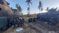 Latgab dimulai sejak pukul 05.30 WIB, skenario latihan diawali dengan gabungan tank amfibi yang mendarat di Pantai Banongan. Lantas merebut sasaran pantai. (Foto: Chuck Shatu Widarsa/detikJatim)