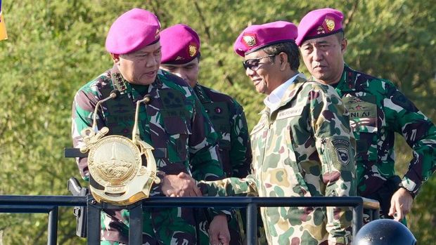 Mahfud dianugerahi oleh TNI AL sebagai warga kehormatan Korps Marinir