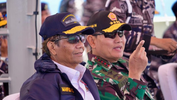 Mahfud Md tabur bunga di perairan Bali memberi penghormatan pada prajurit kapal selam KRI Nanggala yang tenggelam
