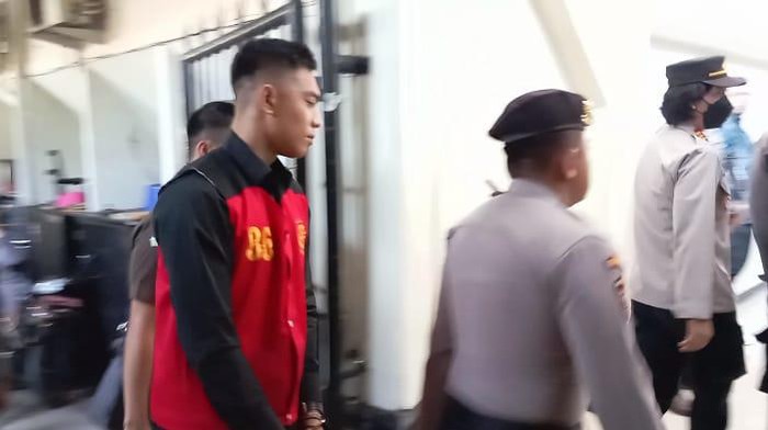 Mario Dandy berkemeja hitam ke persidangan