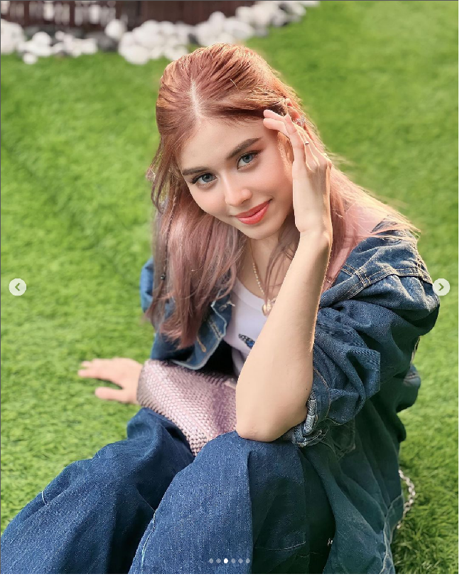 Dia juga mengunggah foto lainnya yang memperlihatkan gaya terbarunya tanpa hijab. Dia mengenakan busana serba denim. “There are two ways to be happy : change the situation, or change your mindset towards it 🤍,” tulis Masya pada keterangan fotonya. Foto: Dok. Instagram masyitah_masya