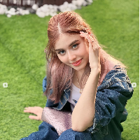 Dia juga mengunggah foto lainnya yang memperlihatkan gaya terbarunya tanpa hijab. Dia mengenakan busana serba denim. “There are two ways to be happy : change the situation, or change your mindset towards it 🤍,” tulis Masya pada keterangan fotonya. Foto: Dok. Instagram masyitah_masya