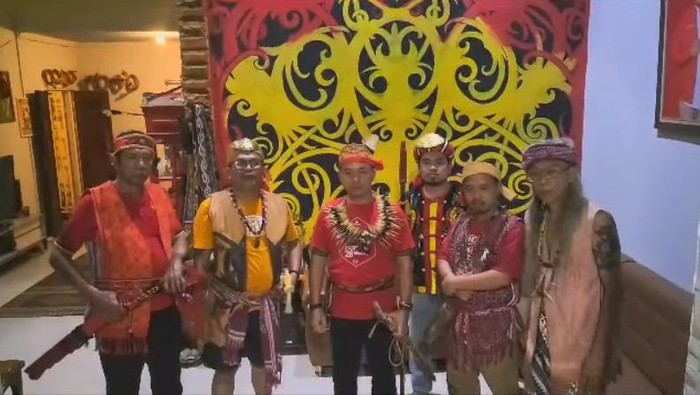 Masyarakat adat dayak berang terhadap Rocky Gerung (dok. Istimewa)