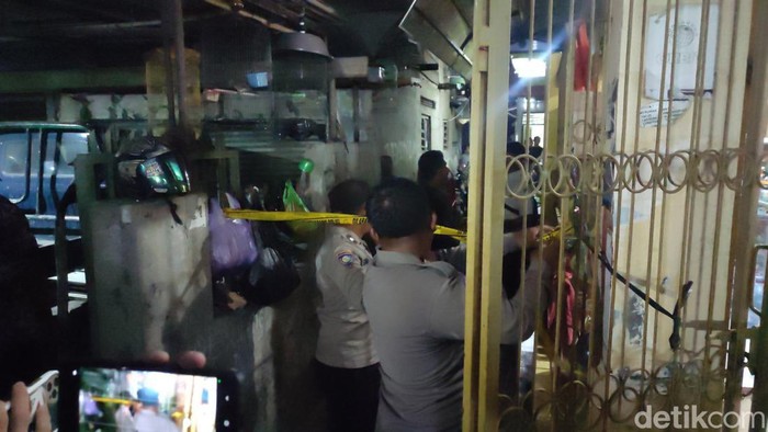 Petugas memasang garis polisi di sekitar TKP penemuan mayat perempuan dengan luka lebam di Jalan Karangsari III, Semarang, Senin (31/7/2023).