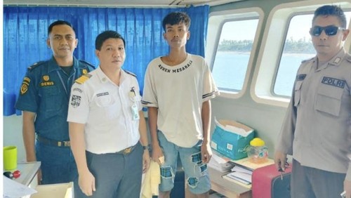Melkianus Hae saat diamankan di anjungan kapal ferry Ile Lebalekan di Kabupaten Sabu Raijua, NTT. (Foto: Istimewa)