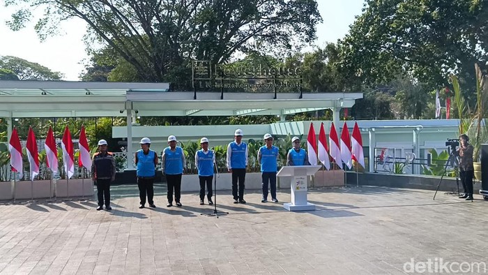 Mensesneg Pratikno saat revitalisasi listrik di Istana Kepresidenan.