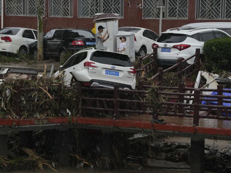 Mobil-mobil Ini Rusak Gegara Banjir Dahsyat di China