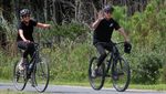 Momen Presiden Joe Biden Gowes Santai Saat Liburan di Pantai