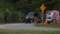 Presiden AS Joe Biden bersepeda menyusuri jalan setapak di Gordons Pond State Park di Pantai Rehoboth, Delaware, Amerika Serikat, Senin (31/7/2023). (REUTERS/Leah Millis)