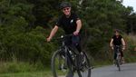 Momen Presiden Joe Biden Gowes Santai Saat Liburan di Pantai