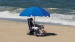 Momen Presiden Joe Biden Gowes Santai Saat Liburan di Pantai