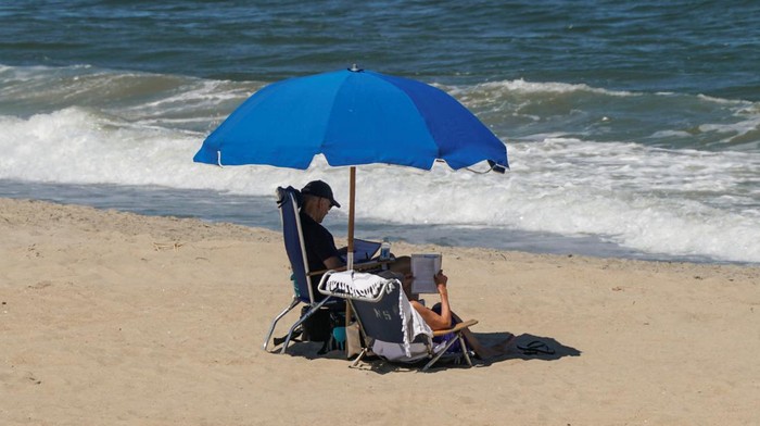 Momen Presiden Joe Biden Gowes Santai Saat Liburan di Pantai U.S. President Joe Biden and U.S. first lady Jill Biden read on the beach in Rehoboth Beach, Delaware, U.S., July 30, 2023. REUTERS/Joshua Roberts
