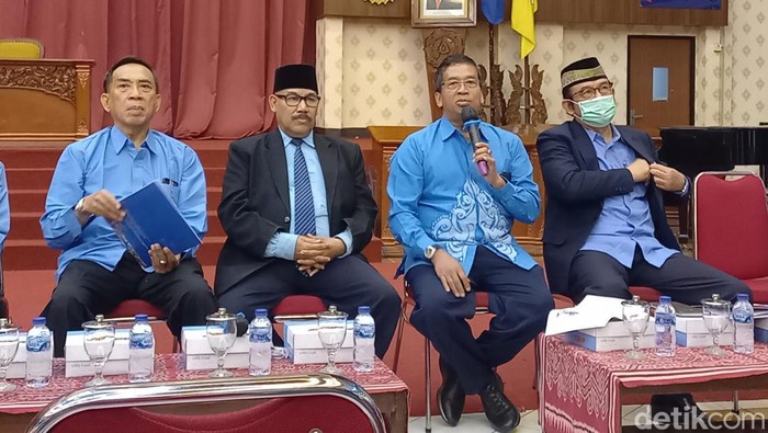 Rektor UNS Prof Jamal Wiwoho, saat konfrensi pers di gedung GPH Haryo Mataram UNS, Selasa (1/8/2023).