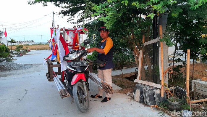 Ocim saat berkeliling menjajakan bendera hingga umbul-umbul di Karawang.