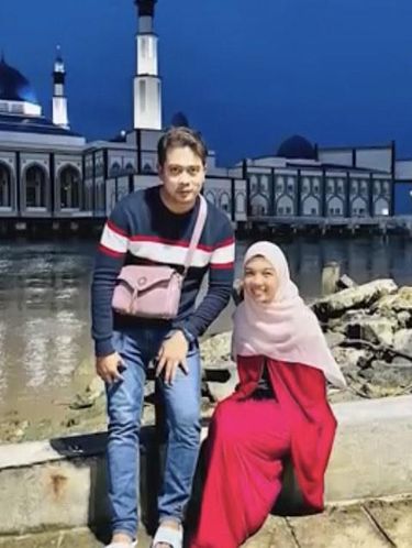 Pasangan Norfarrah Syahirah Shaari menikah dengan Zulfadli Syahrul, mendadak viral dan membuat warganet haru.
